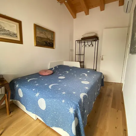 Stylish House Near With Parking Nyaraló